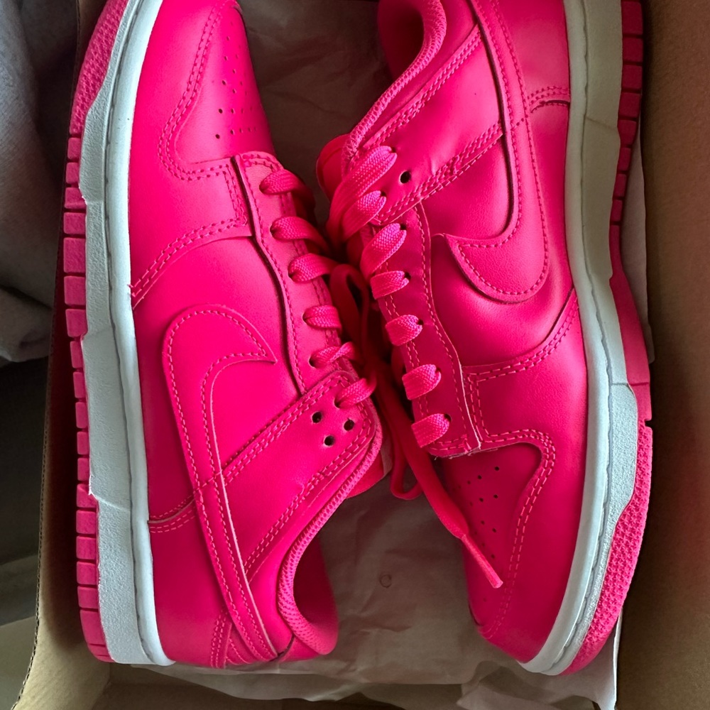 NEW Hyper Pink Dunks 🩷